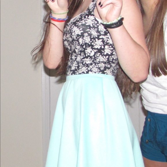 Forever 21 Black Floral Crop Top - Picture 3 of 3